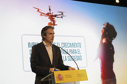 El ministro de Fomento, Íñigo de la Serna, presenta el Plan Estratégico para el desarrollo del sector civil de los drones
