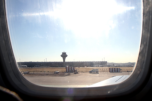 Vistas de la pista de aterrizaje desde la ventana de un avión (Foto: archivo)