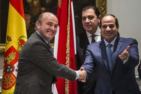 30/04/2015. Luis de Guindos saluda al presidente de Egipto, Abdelfatah Al-Sisi. Luis de Guindos saluda al presidente de Egipto, Abdelfatah A...