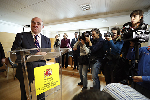 El ministro de Economía, Luis de Guindos, durante la rueda de prensa que hoy ha ofrecido (Foto: EFE)