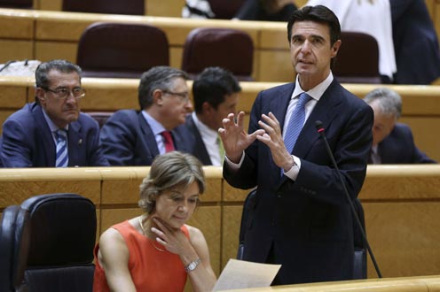 9/06/2015. Soria en la Sesión de Control en el Senado. El ministro de Industria, Energía y Turismo, José Manuel Soria, junto a la ministra d...