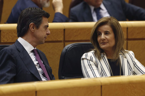 José Manuel Soria conversa con la titular de Empleo, Fátima Báñez, durante la sesión de control del Senado