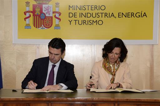 14/04/2015. José Manuel Soria firma de un protocolo de colaboración con la presidenta del Banco Santander, Ana Botín,