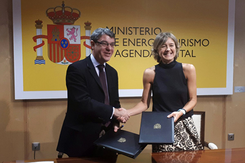 5/07/2017. Turismo y Medio Ambiente firman un convenio para fomentar el ecoturismo. El ministro de Energía, Turismo y Agenda Digital, Álvaro...