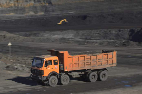 Foto de un camion cargando carbón en una mina al aire libre (Archivo)
