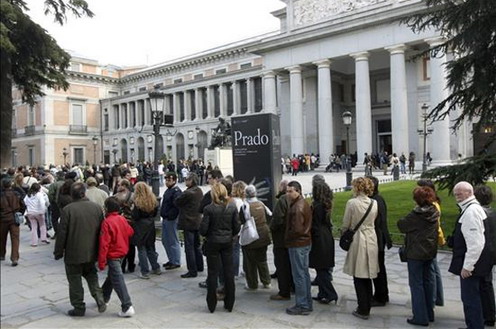 Visitantes esperando para entrar en el Museo del Prado