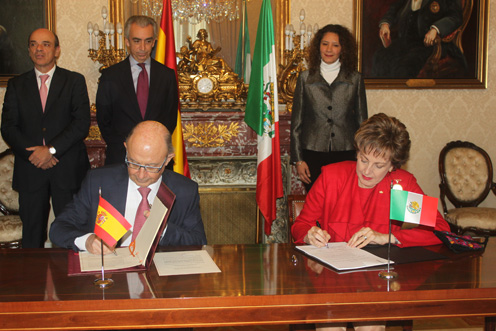 El ministro de Hacienda y Administraciones Públicas firma el convenio. (Foto Ministerio)