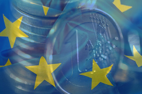 Bandera de la UE con monedas de fondo