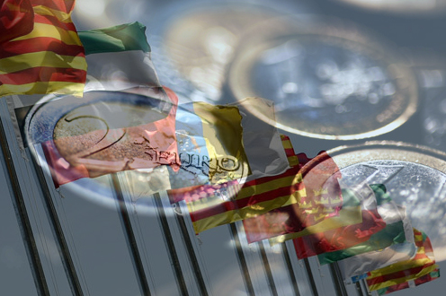 Foto de euros con el fondo de las banderas autonómicas (Archivo)