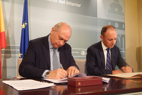 2/09/2015. Fernández Díaz firma un convenio de colaboración con Andorra contra la delicuencia y en materia de seguridad