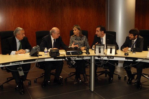 El ministro del Interior preside la reunión de la sala de crisis constituida en el aeropuerto de Barcelona (Foto: Ministerio)