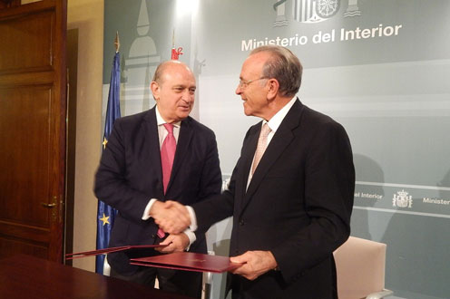 29/07/2015. El ministro del Interior y el presidente de la Fundación La Caixa firman un acuerdo para impulsar Reincopora para reclusos.