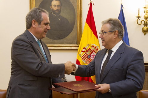 25/09/2017. El ministro del Interior, Juan Ignacio Zoido, firma un Protocolo de actuación con el Consejo General de Colegios de Farmacéuticos para ...