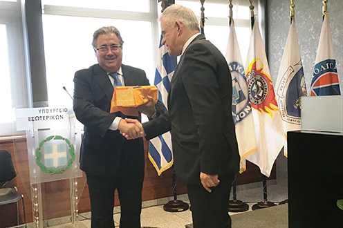 El ministro del Interior, Juan Ignacio Zoido, saluda al ministro de Política Migratoria, Dimitrios Vitsas