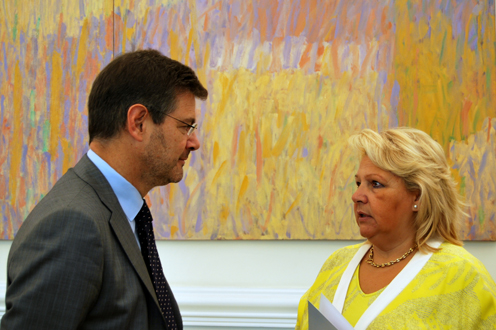 Rafael Catalá con la presidenta de la AVT Ángeles Pedraza (Foto:Ministerio)