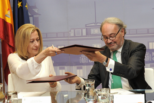 La subsecretaria del Ministerio de Justicia y el presidente del Consejo General de Procuradores de España (Foto: Justicia)