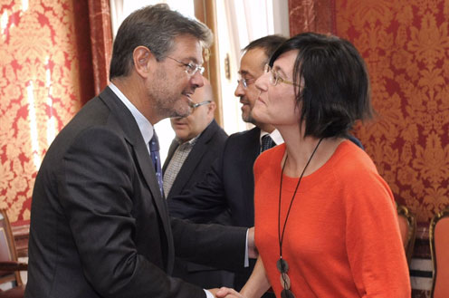Rafael Català con la secretaria de la UPF, Virginia García