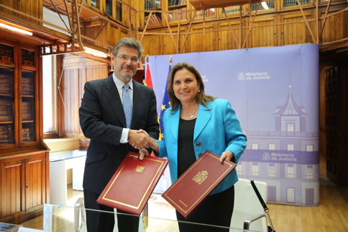 5/07/2017. Catalá se reúne con su homóloga peruana para tratar la cooperación jurídica entre ambos países. El ministro de Justicia, Rafael C...