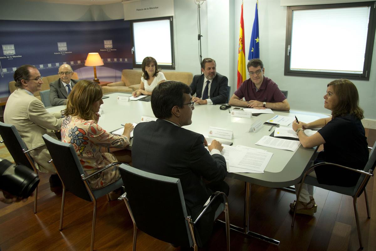 3/08/2015. Reunión de la vicepresidenta Sáenz de Santamaría con el ministro de Hacienda y Administraciones Públicas. La vicepresidenta Sáenz...