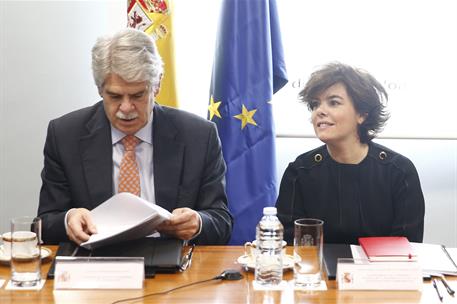 12/03/2018. La vicepresidenta preside la reunión sobre el Brexit. La vicepresidenta del Gobierno, Soraya Sáenz de Santamaría, junto al minis...