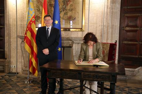 Carmen Calvo se reúne con Ximo Puig. La vicepresidenta del Gobierno, Carmen Calvo, firma en el libro de honor de la Generalitat Valenciana e...