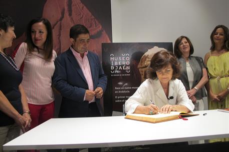 19/08/2018. Carmen Calvo visita el Museo Íbero de Jaén. Carmen Calvo, durante su visita, firma en el Libro de Honor del Museo Íbero de Jaén.