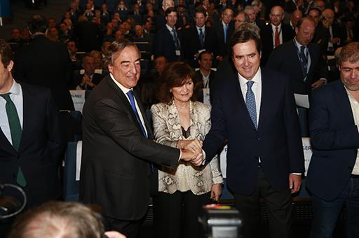 Carmen Calvo, junto al expresidente de la CEOE Juan Rosell y el nuevo presidente de la patronal, Antonio Garamendi