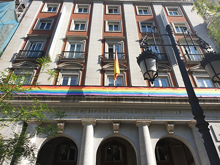 Fachada de la Secretaría de Estado de Igualdad engalanada con los colores de la bandera arcoíris