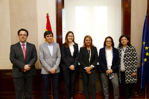 Susana Camarena con algunos de los asistentes al acto (Foto: Ministerio de Sanidad, Servicios Sociales e Igualdad)