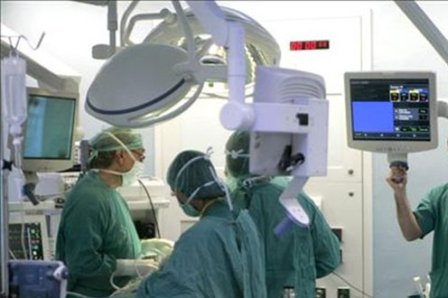 Médicos durante una operación (Foto: EFE)