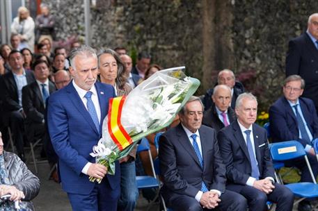 El ministro Torres asiste a los actos de conmemoración de los 87 años del bombardeo de Gernika-Lumo