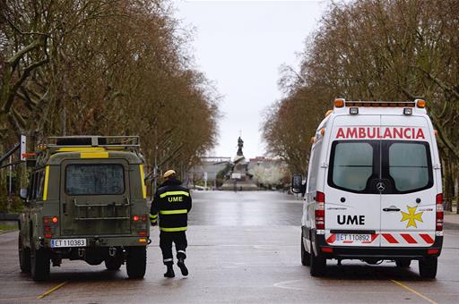 Efectivos de la Unidad Militar de Emergencia y una ambulancia en una calle