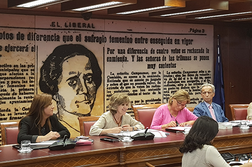María Luisa Carcedo junto a otros miembros de la comisión