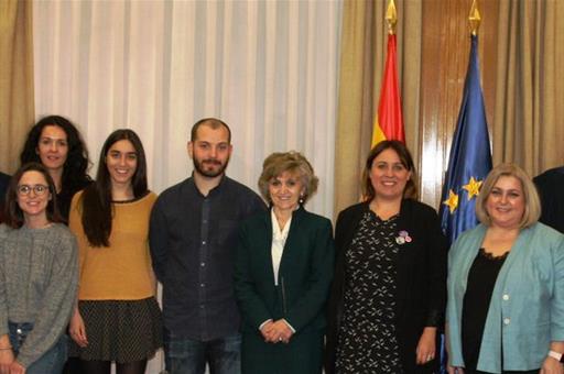 Foto de familia de la ministra María Luisa Carcedo en la reunión del Consejo Rector del Injuve