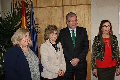 María Luisa Carcedo junto a otras autoridades