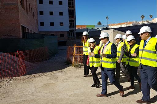 La ministra de Sanidad, Consumo y Bienestar Social, María Luisa Carcedo, visita las obras del nuevo hospital de Melilla