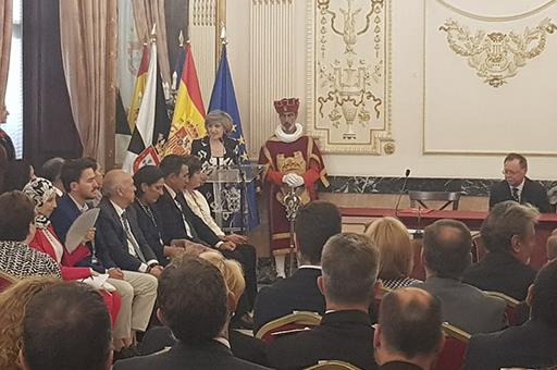 La ministra Maria Luisa Carcedo en el acto de toma de posesión del presidente de Ceuta, Juan Jesús Vivas Lara