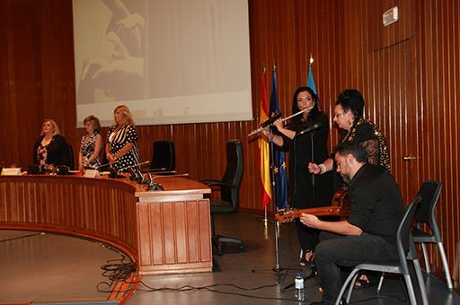 Maria Luisa Carcedo junto a los representantes del pueblo gitano