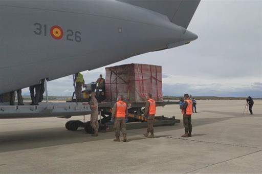 Descarga del material del avión militar A400M del Ejército del Aire que ha aterrizado en la base aérea de Torrejón de Ardoz 