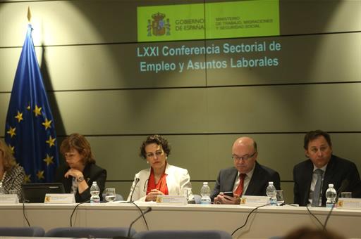 Magdalena Valerio junto a dos de los asistentes a la Conferencia Sectorial de Empleo y Asuntos Laborales