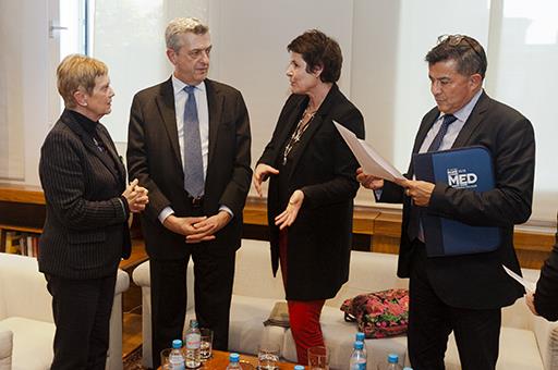 La secretaria de Estado de Migraciones, Consuelo Rumí, y el Alto Comisionado de Naciones Unidas para los Refugiados