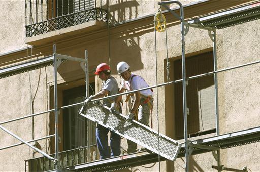 Obreros trabajando en un andamio