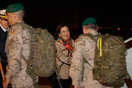 La ministra de Defensa, Margarita Robles, recibe a los militares en la base de Torrejón de Ardoz.