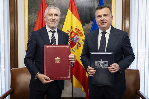 El ministro del Interior, Fernando Grande-Marlaska, y su homólogo albanés, Taulant Balla, tras la firma de acuerdos.