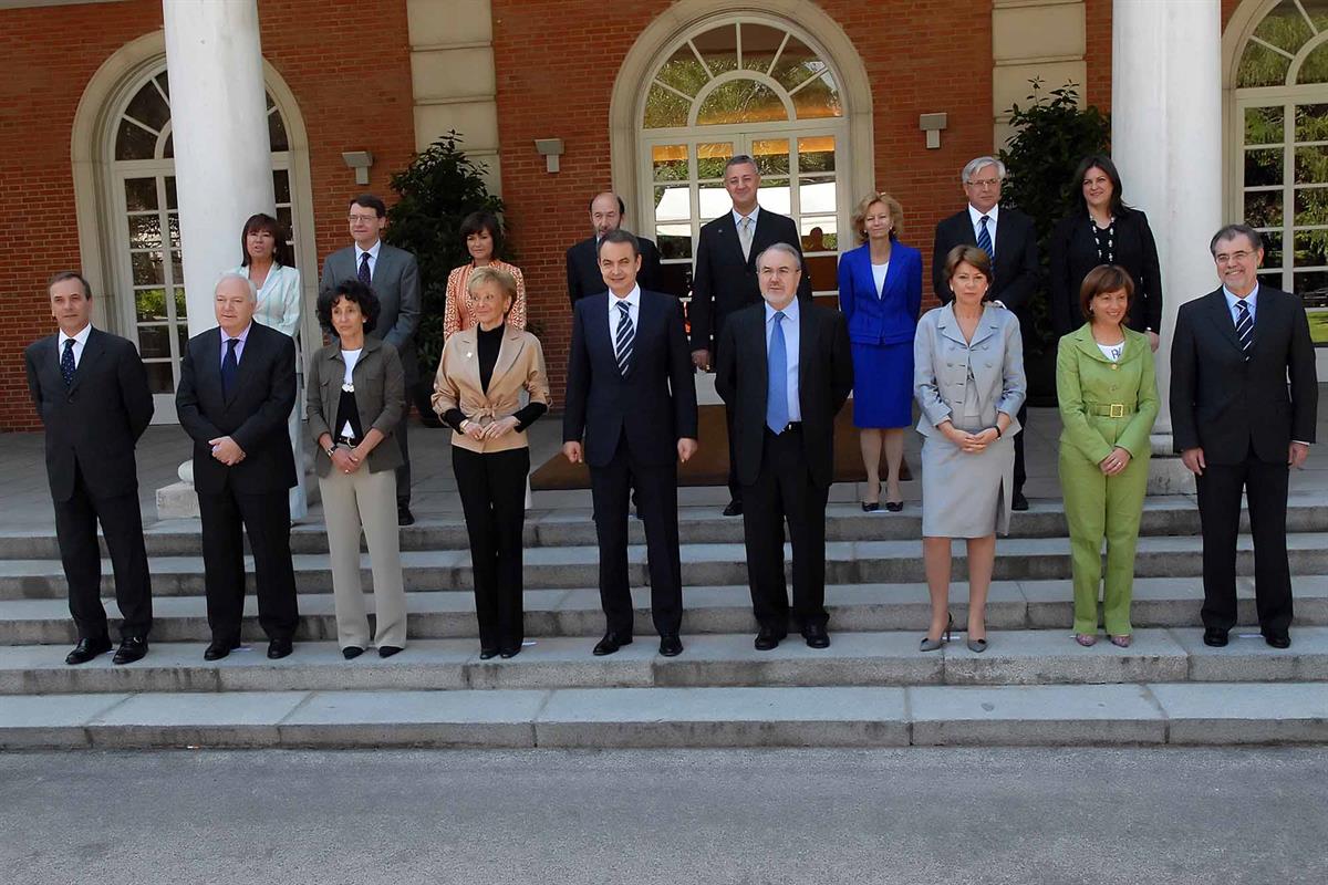 1/06/2007. Foto de familia del Gobierno de José Luis Rodríguez Zapatero que incluye la remodelación de dos ministerios