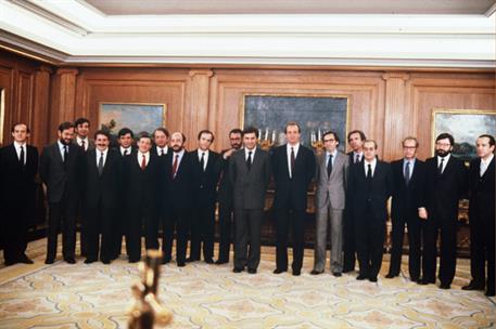 3/12/1982. Gabinete de diciembre de 1982 a julio de 1985. El Rey, junto al primer Gobierno del PSOE