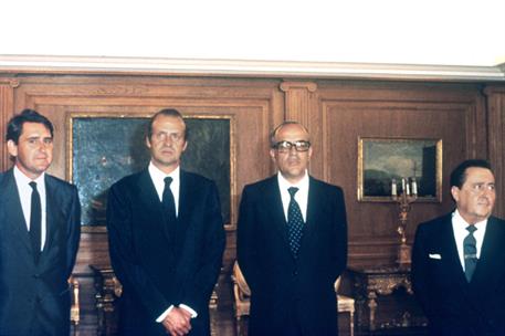 1/09/1981. Gabinete de septiembre de 1981 a diciembre de 1981. Los nuevos ministros, junto al Rey y al presidente del Gobierno
