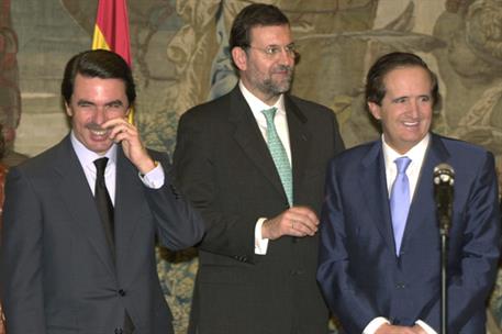 28/02/2001. Gabinete de febrero 2001 a julio 2002. El presidente, José María Aznar (a la izquierda), junto al vicepresidente y ministro del Interio...