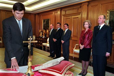 20/01/1999. Gabinete de enero de 1999 a abril de 1999. El nuevo ministro de Trabajo y Asuntos Sociales, Manuel Pimentel, jura su cargo