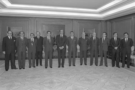 3/05/1980. Gabinete de mayo de 1980 a septiembre de 1980. Los nuevos ministros, junto al Rey y el presidente del Gobierno
